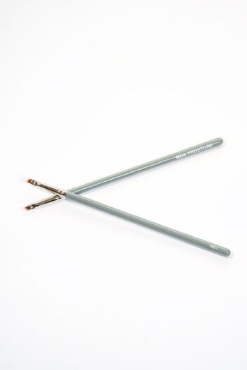 M21. MUA Winged Eyeliner Brush - Image 4