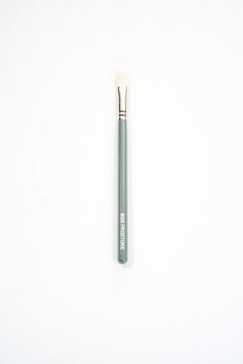 M16. MUA Fluffy Blender Brush