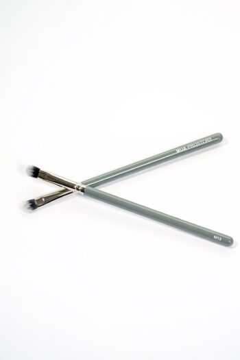 M13. MUA Smaller Eye Brush - Image 4