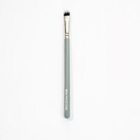 M13. MUA Smaller Eye Brush