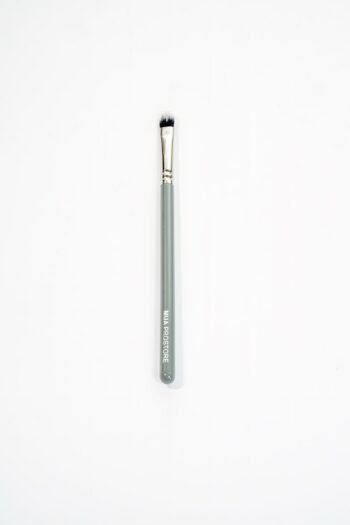 M13. MUA Smaller Eye Brush