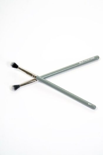 M11. MUA Fluffy Eye Brush - Image 3