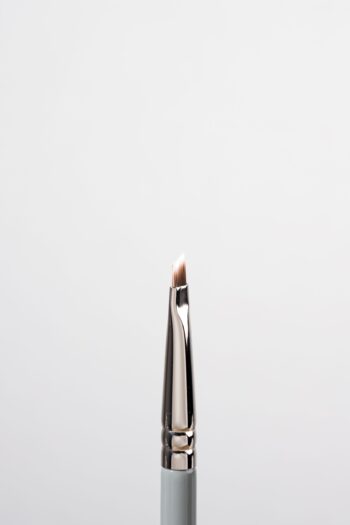 M21. MUA Winged Eyeliner Brush - Image 2