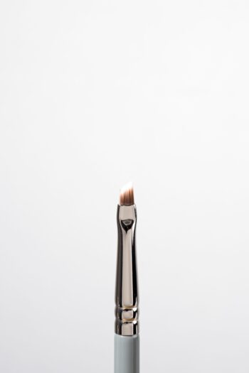 M21. MUA Winged Eyeliner Brush - Image 3