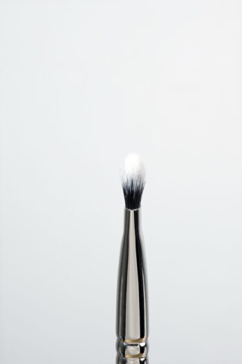 M13. MUA Smaller Eye Brush - Image 2