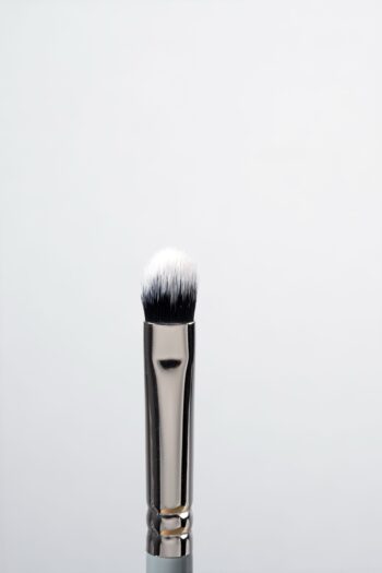 M13. MUA Smaller Eye Brush - Image 3