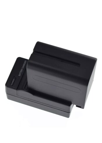 Yongnuo YN300-IV– 3200-5600Κ & RGB LED Light +AC Adapter+Large battery 4400mah+Charger - Image 13